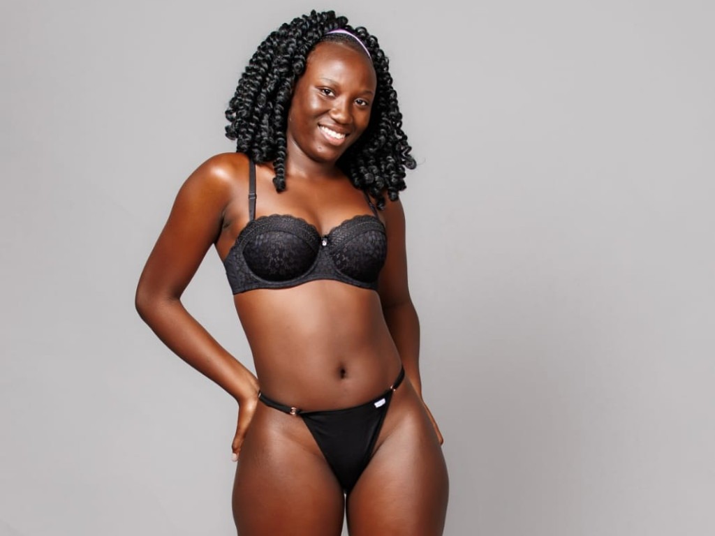 Livesex met Slanke-Ebony uit Rotterdam